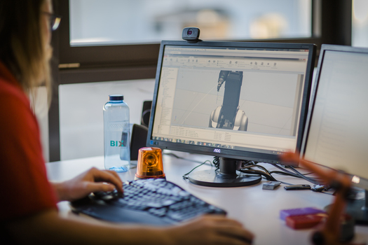 Mann arbeitet an 3D-CAD-Modell am Computer.JPG